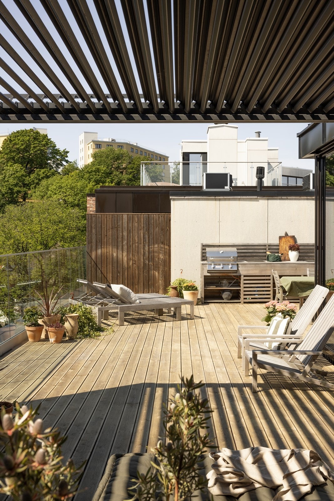 Her kan du skape din egen urbane oase med plass til både spisegruppe, solsenger, grill og planter. Galleribilde