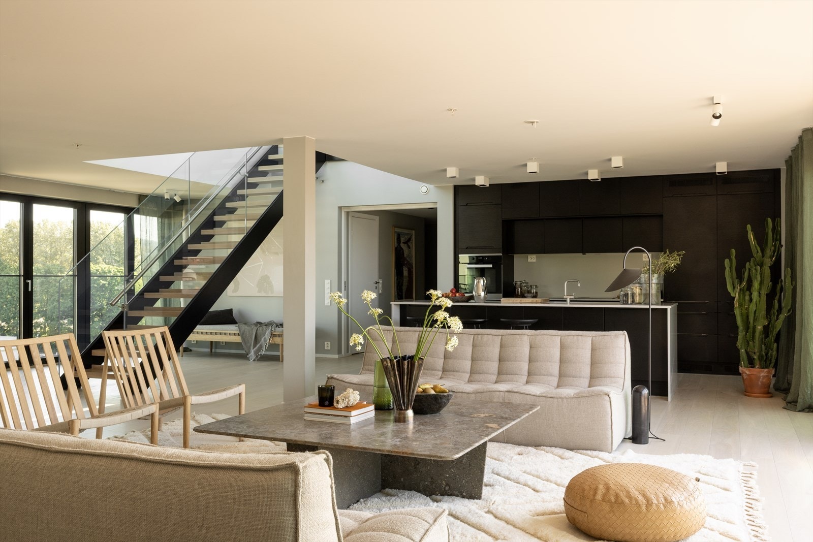 Leiligheten ligger høyt og fritt, i 9. og 10. etasje, med en stor takterrasse som byr på fantastisk utsikt og masse sol. Galleribilde