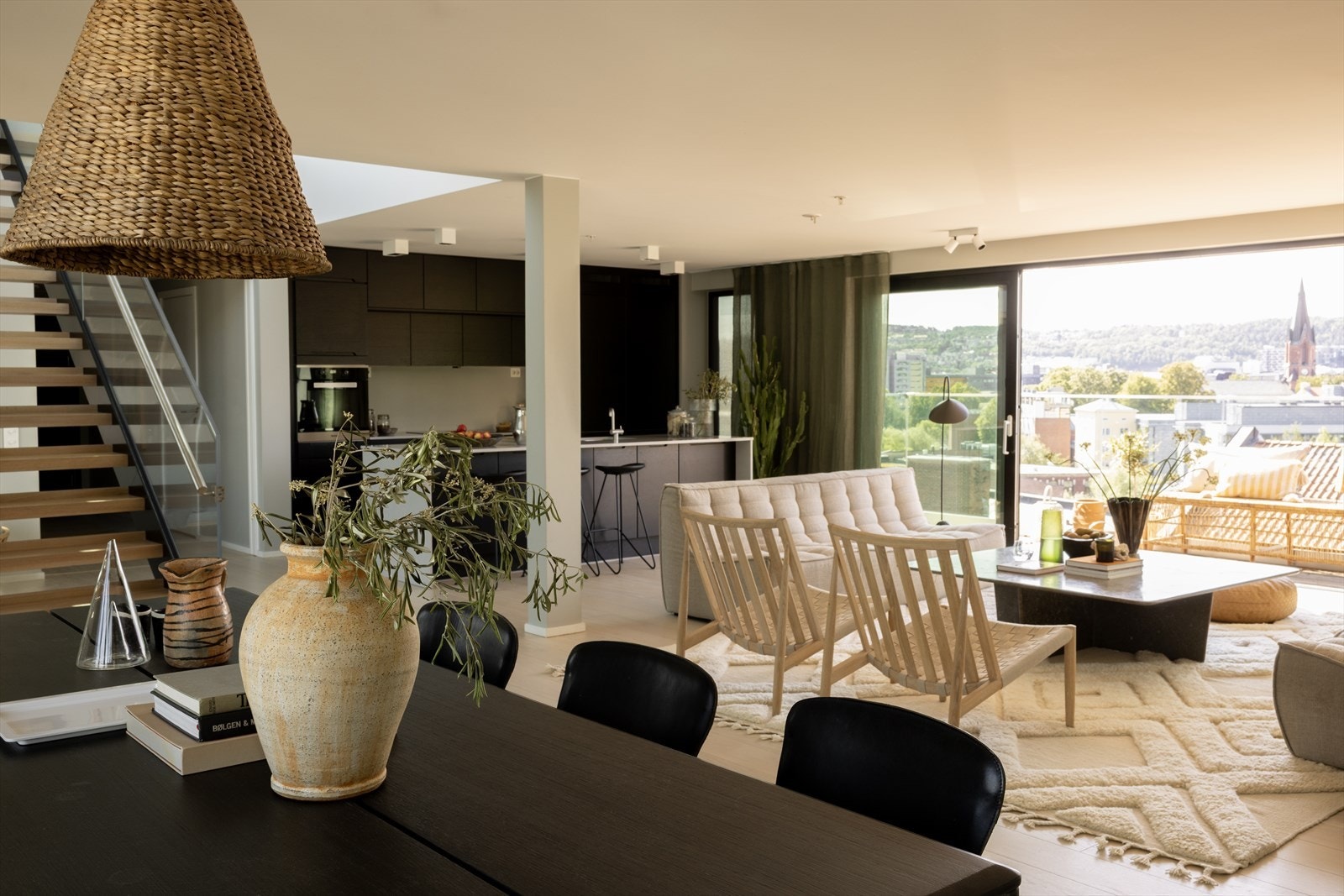 Her er det plass til både sofagruppe og spisebord - perfekt for både hverdag og sosiale sammenkomster. Galleribilde