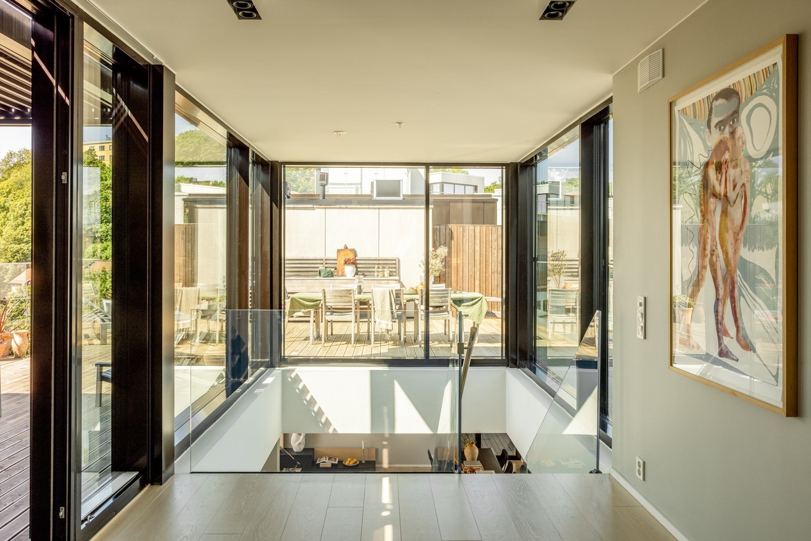 Takterrassen ligger usjenert og tilbaketrukket, og tilbyr vidstrakt utsyn over byens landskap. Galleribilde