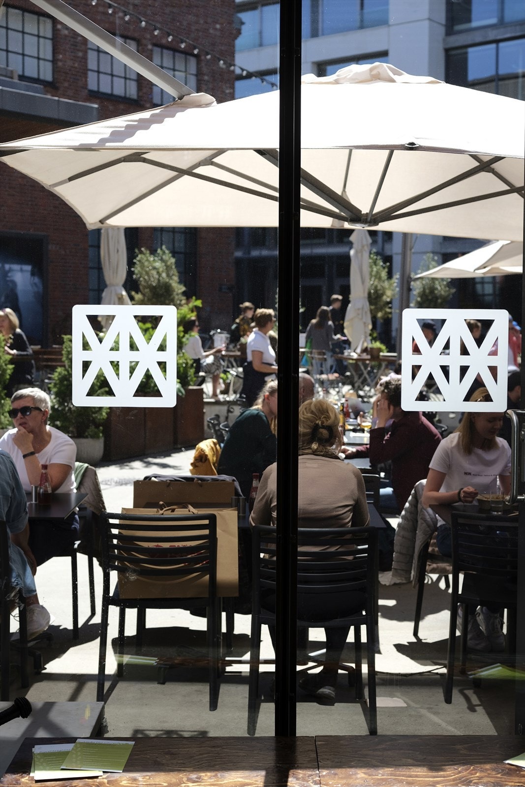 Midt i området finner du Mathallen Oslo, en populær destinasjon for matelskere. Galleribilde