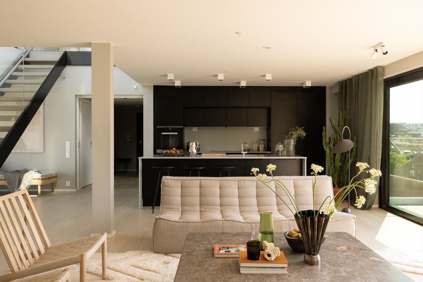 Moderne og stilrent kjøkken fra HTH med slette fronter, soft-close og integrerte hvitevarer. Benkeplaten er i kompositt med underlimt stålkum og nedfelt induksjonstopp. Galleribilde