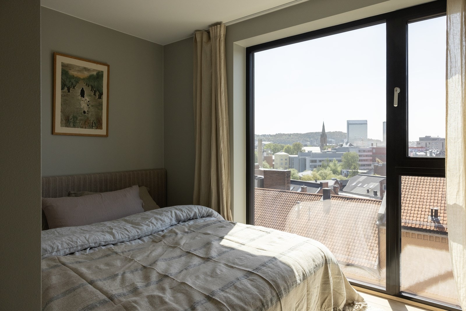 Plass til dobbeltseng med tilhørende møblement. Legg merke til utsikten! Galleribilde