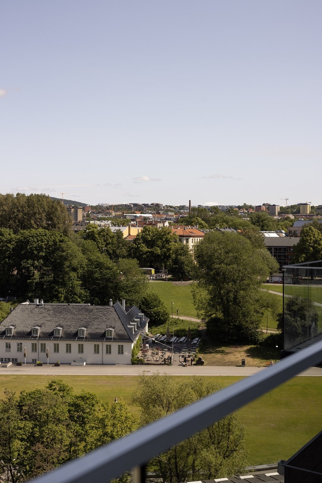 Fra leiligheten har man flott utsyn til rolige, grønne omgivelser. Legg merke til Nedre Foss Gård. Galleribilde