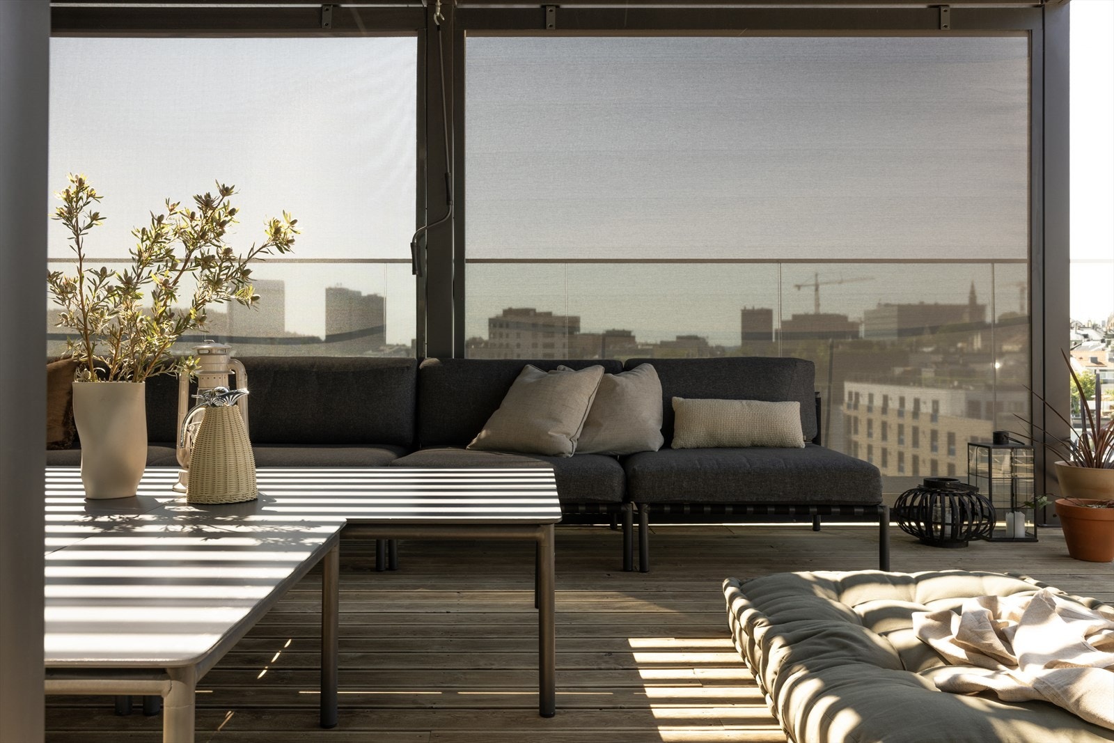 Loungeområde med varmelampe og utesofa gir en lun plass for sene sommerkvelder. Galleribilde