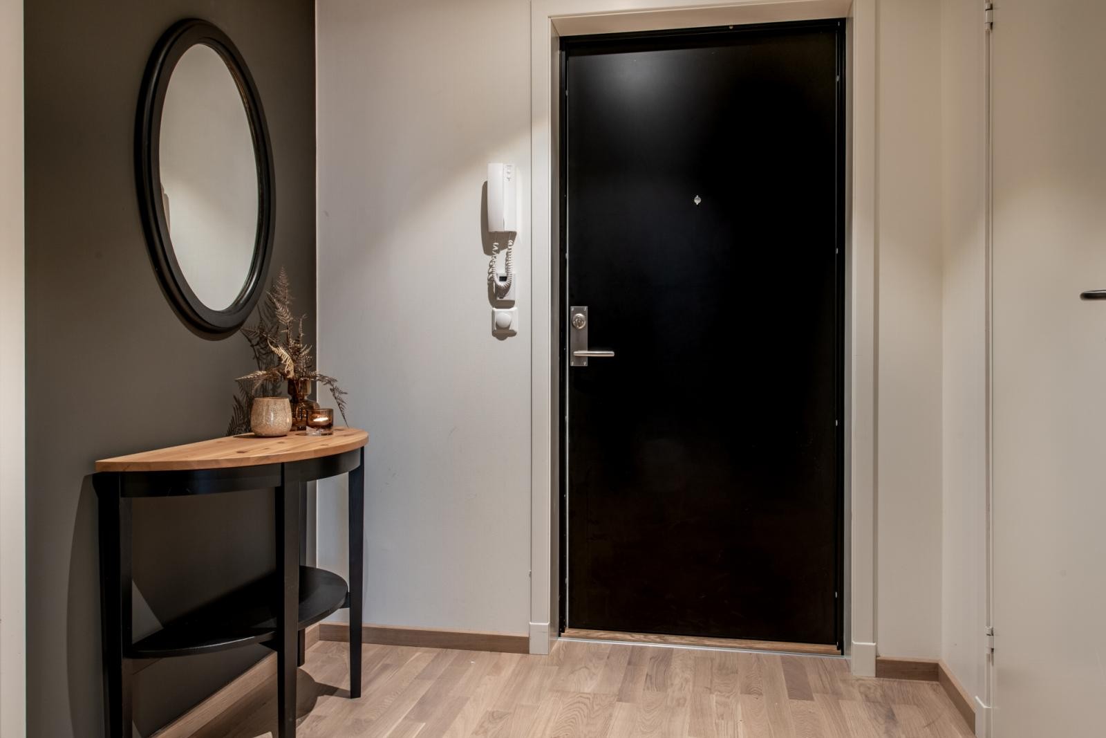 Illustrasjonsbilde fra tilsvarende leilighet. Leiligheten til salgs har hvite vegger Galleribilde