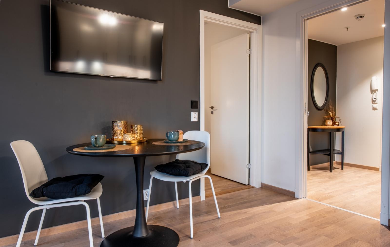 Illustrasjonsbilde fra tilsvarende leilighet. Leiligheten til salgs har hvite vegger Galleribilde