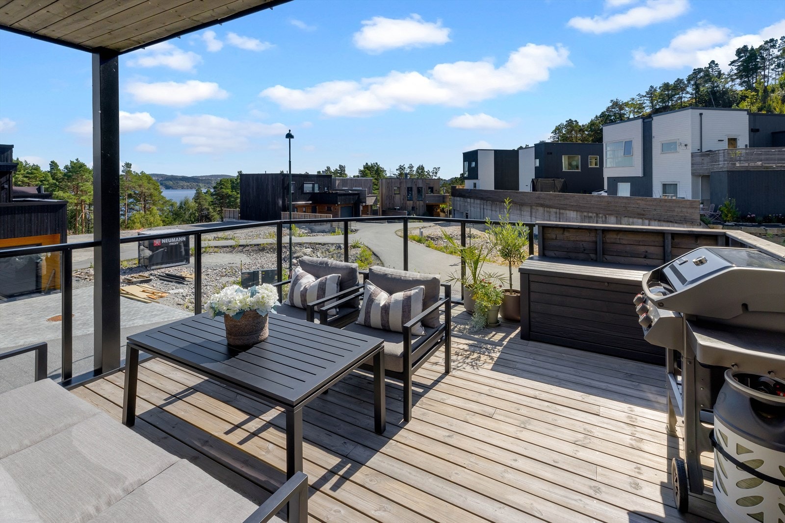 Fra stuen/ kjøkkenet er det utgang til terrasse med god plass til utemøblement, grill mm. Gode solforhold. Galleribilde