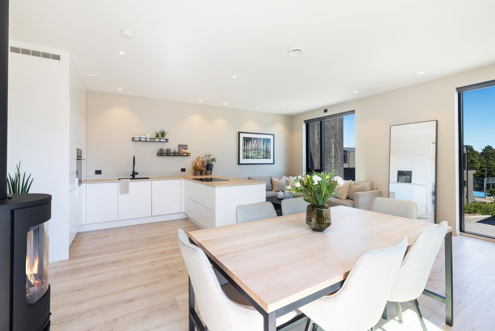 Nyere, oppgradert bolig med solrike uteplasser og attraktiv, barnevennlig beliggenhet. 4 soverom og 2 bad. Carport Galleribilde