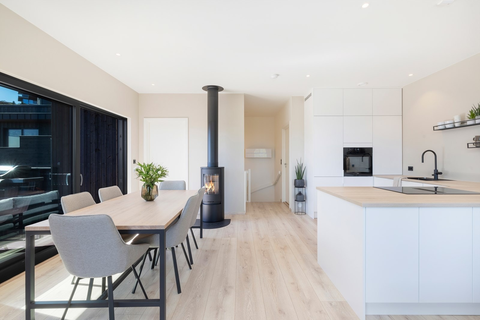 Peisen sørger for god varme i og hygge på kaldere dager. Varmepumpe montert i overgangen mellom 1 og 2 etasje. Galleribilde