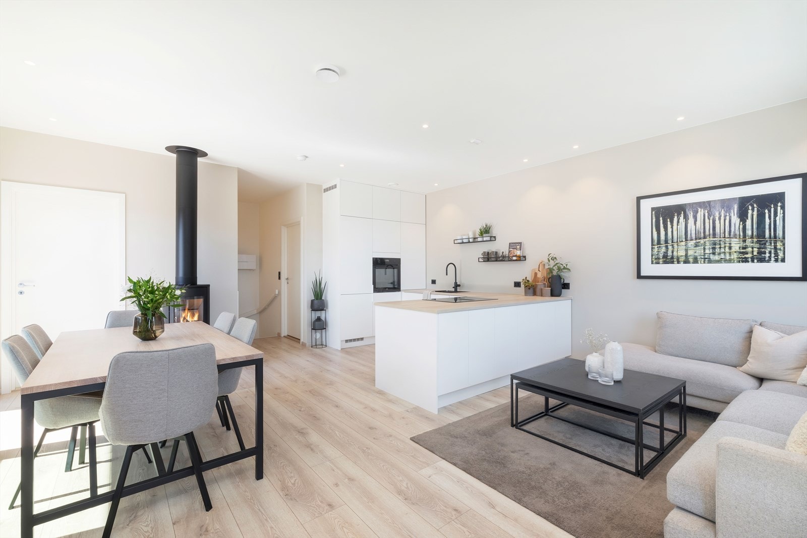 Kjøkkenet er levert av Strai og er betydelig oppgradert samt praktisk plassert i rommet. Integrerte hvitevarer som, kjøleskap/ fryseskap, stekeovn, induksjon platetopp og oppvaskmaskin medfølger. Galleribilde