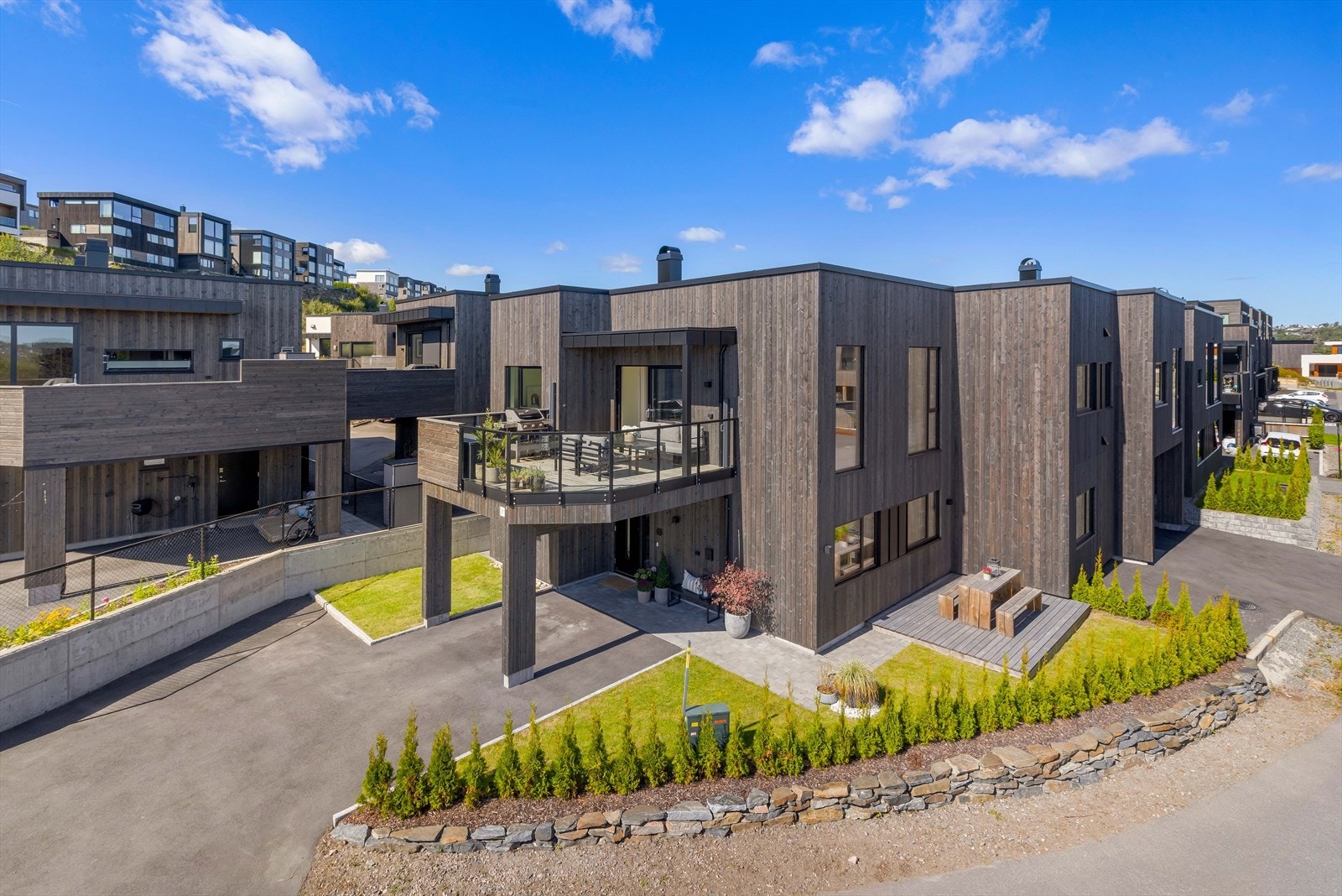 Fra stuen er det utgang til skjermet balkong som vender mot bakgård. Gode solforhold! Galleribilde