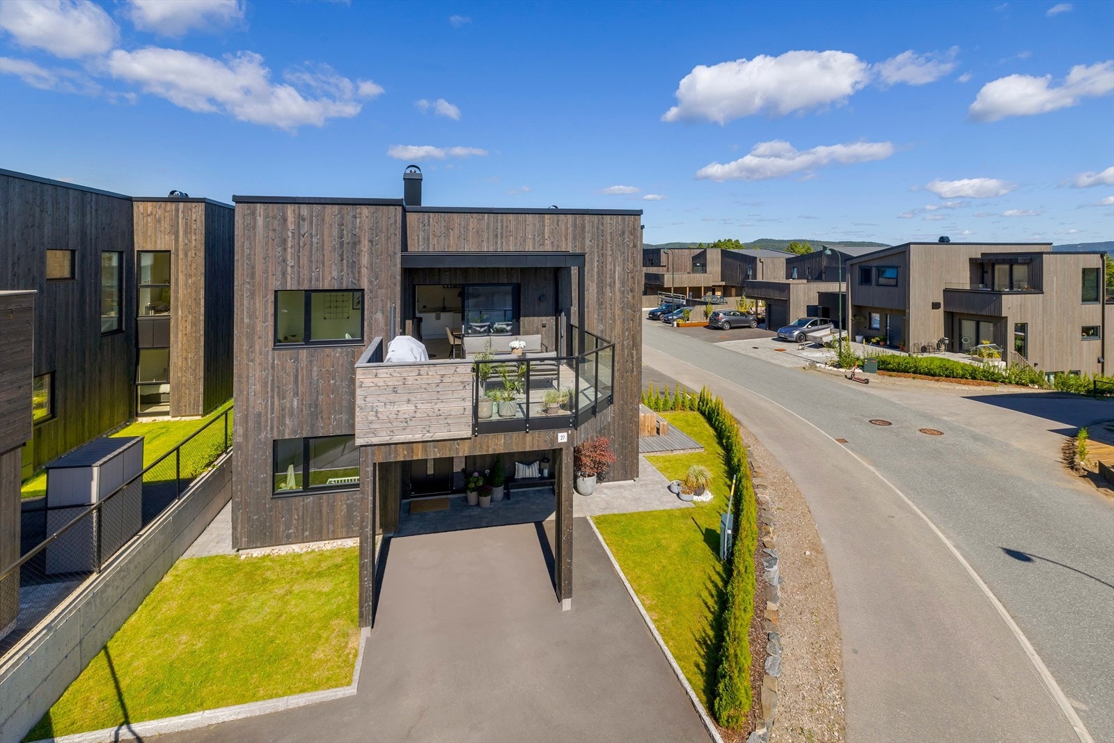 Det er god plass til å parkere bilen i carport og på tomten. El.lader montert. Galleribilde