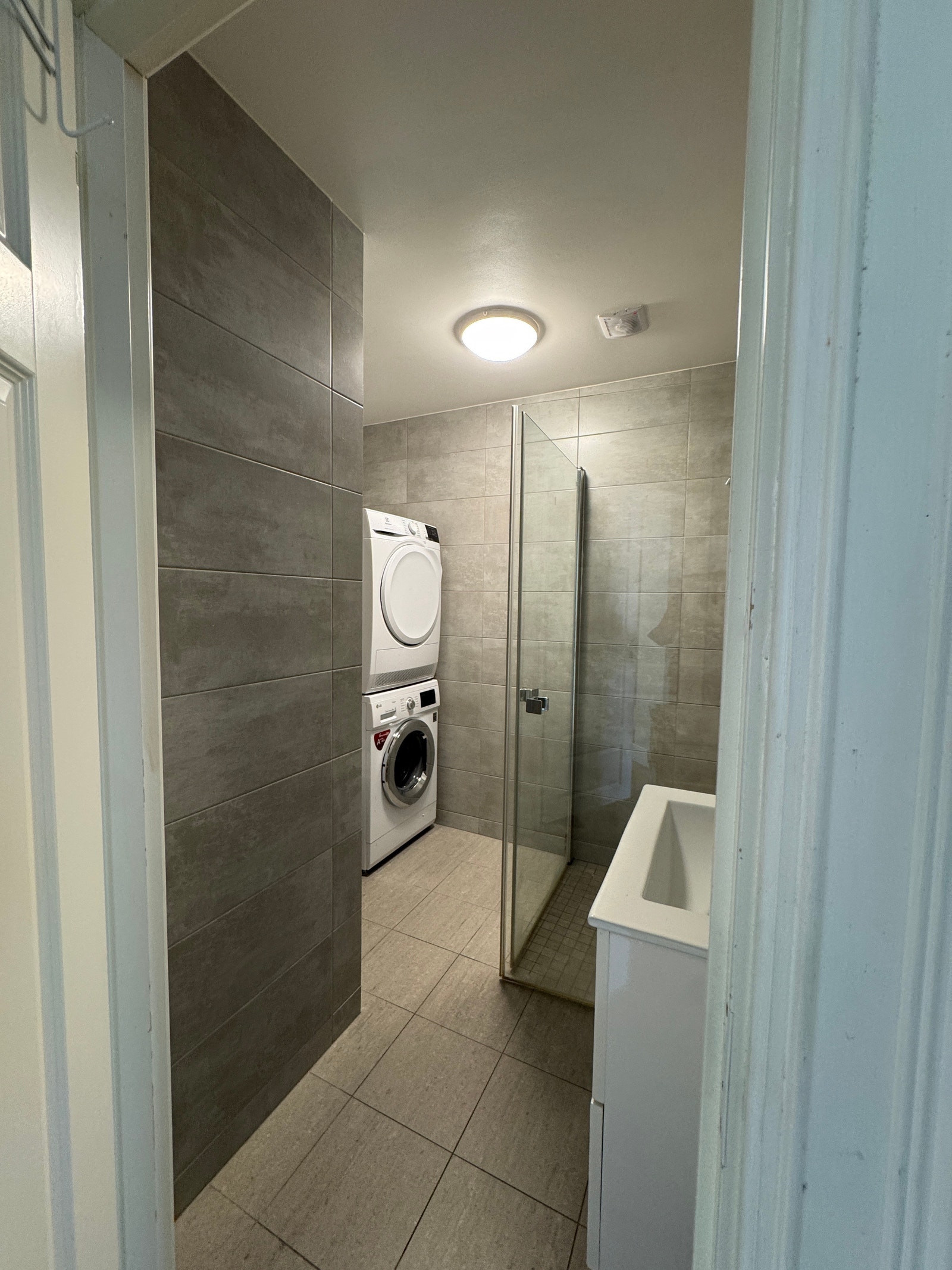 Bad med vaskemaskin og tørketrommel som følger med Galleribilde