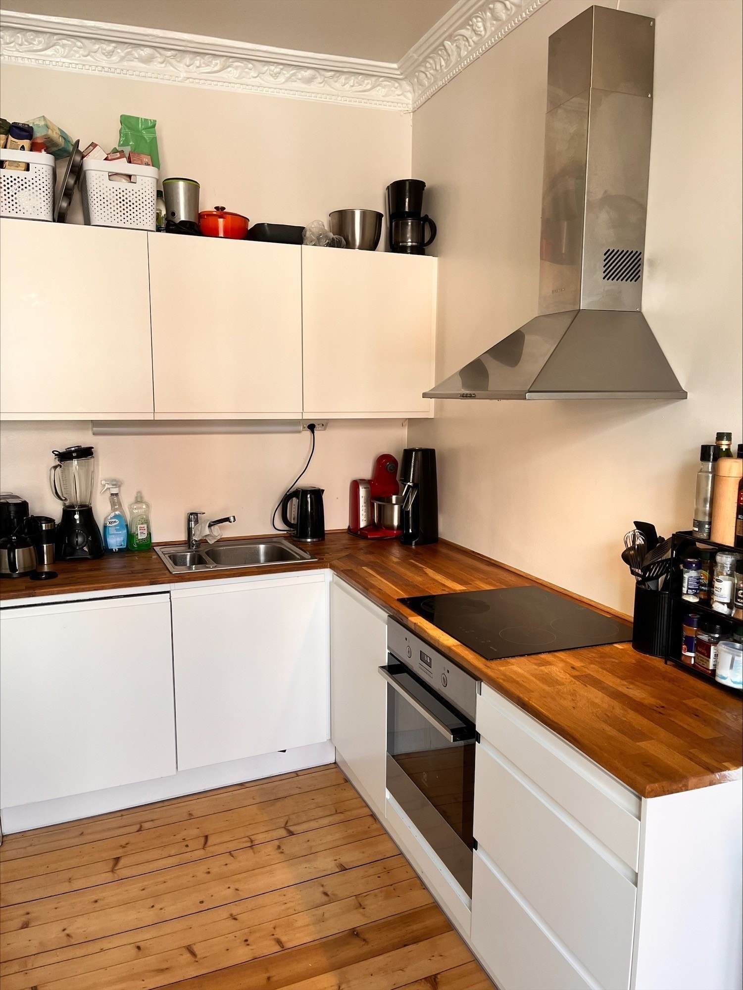 Kjøkken med hvitevarer som følger med Galleribilde