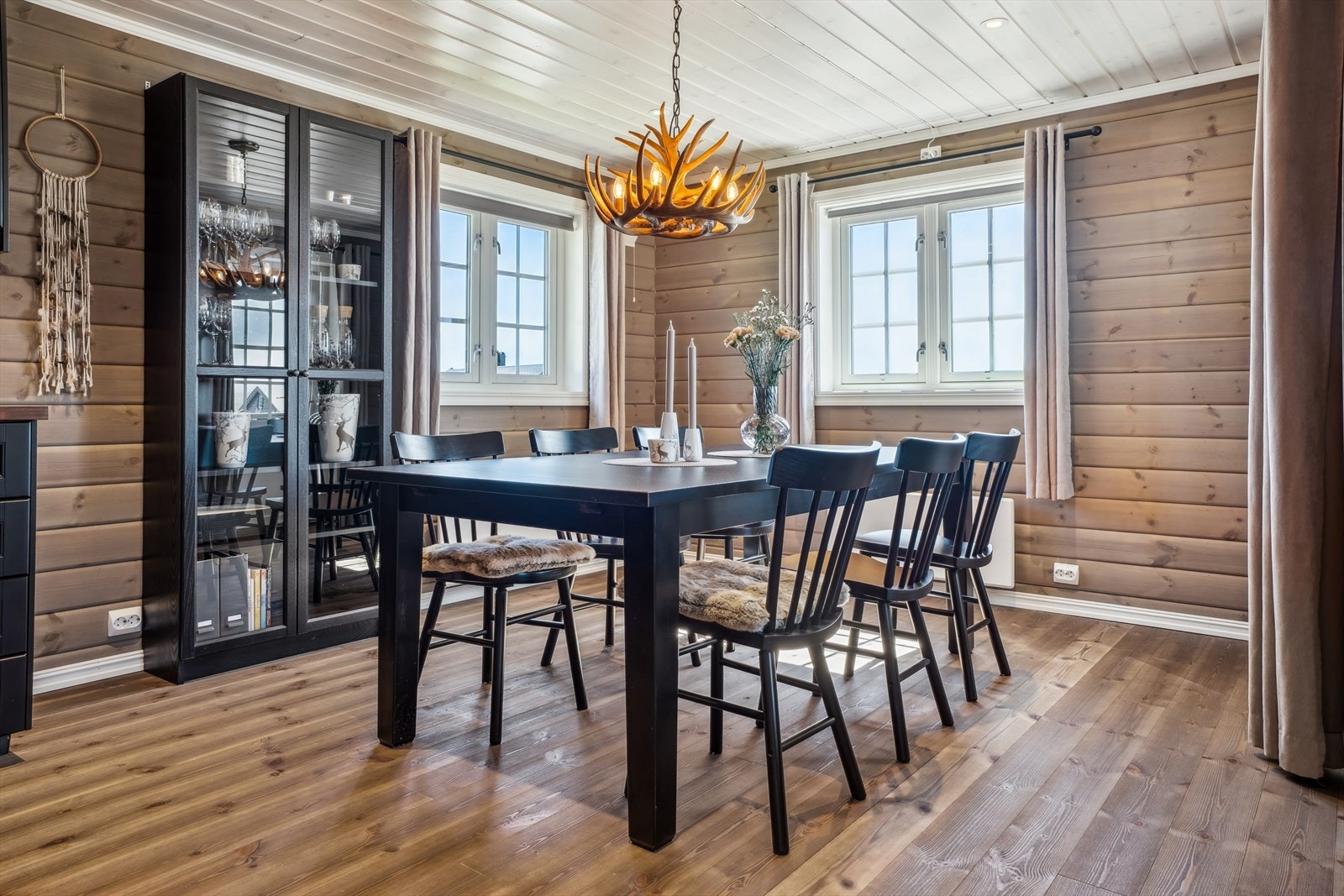 Spisestue- plass til 10 stk. Galleribilde