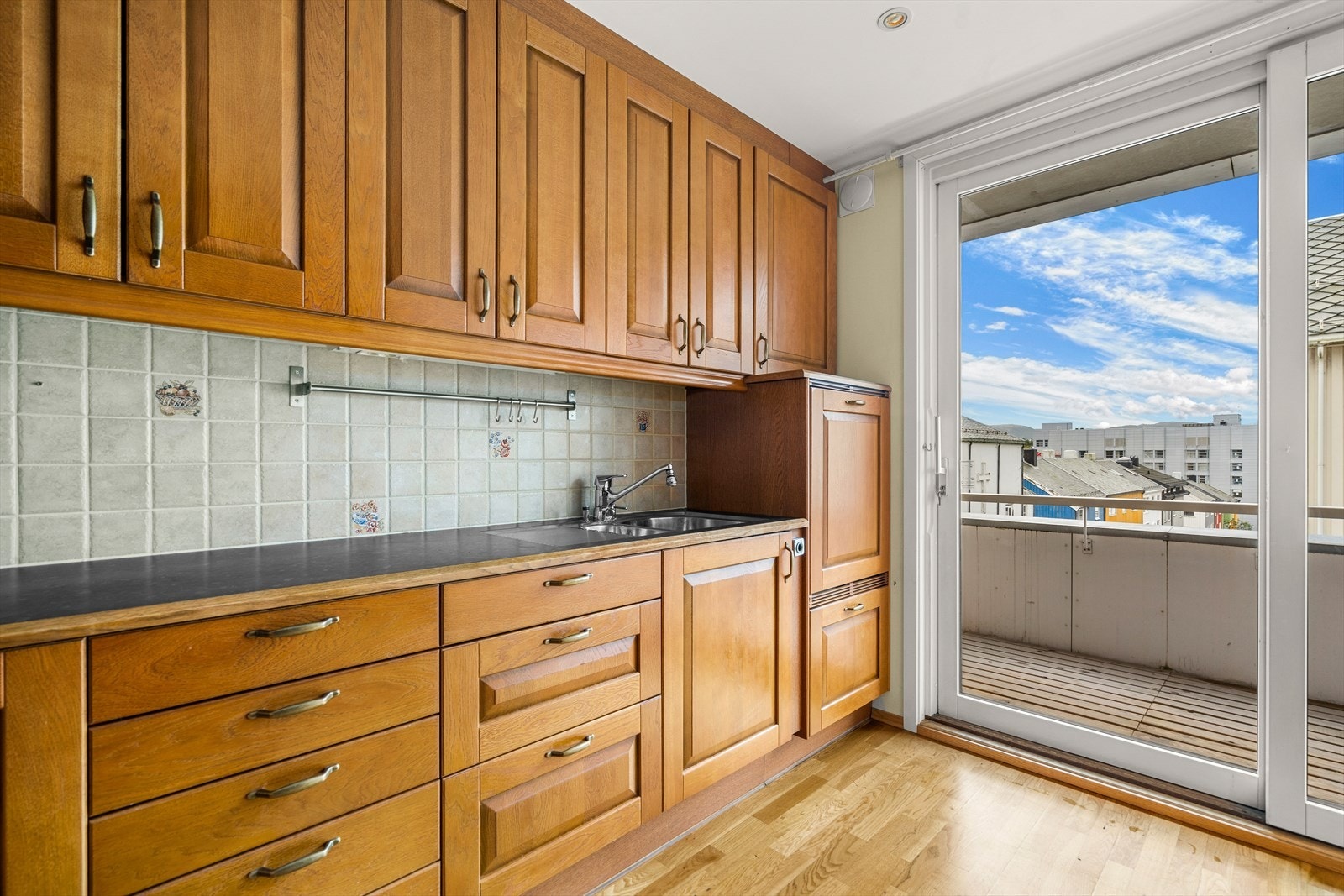 Utgang til balkong fra kjøkken Galleribilde