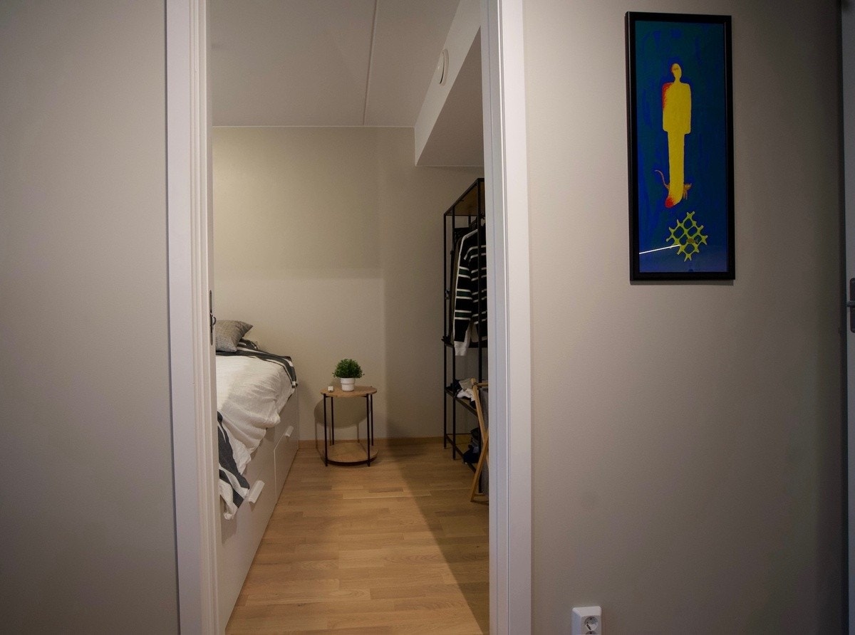 Fra stuen er det inngang til soverommet. Galleribilde