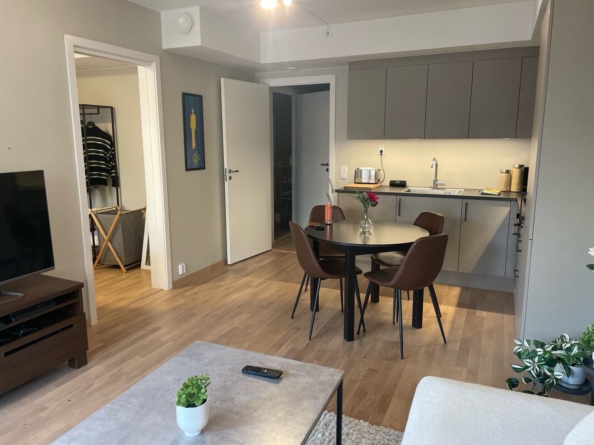 Meget fin løsning i stuen, med plass til alt av møbler man trenger i stue/kjøkken Galleribilde