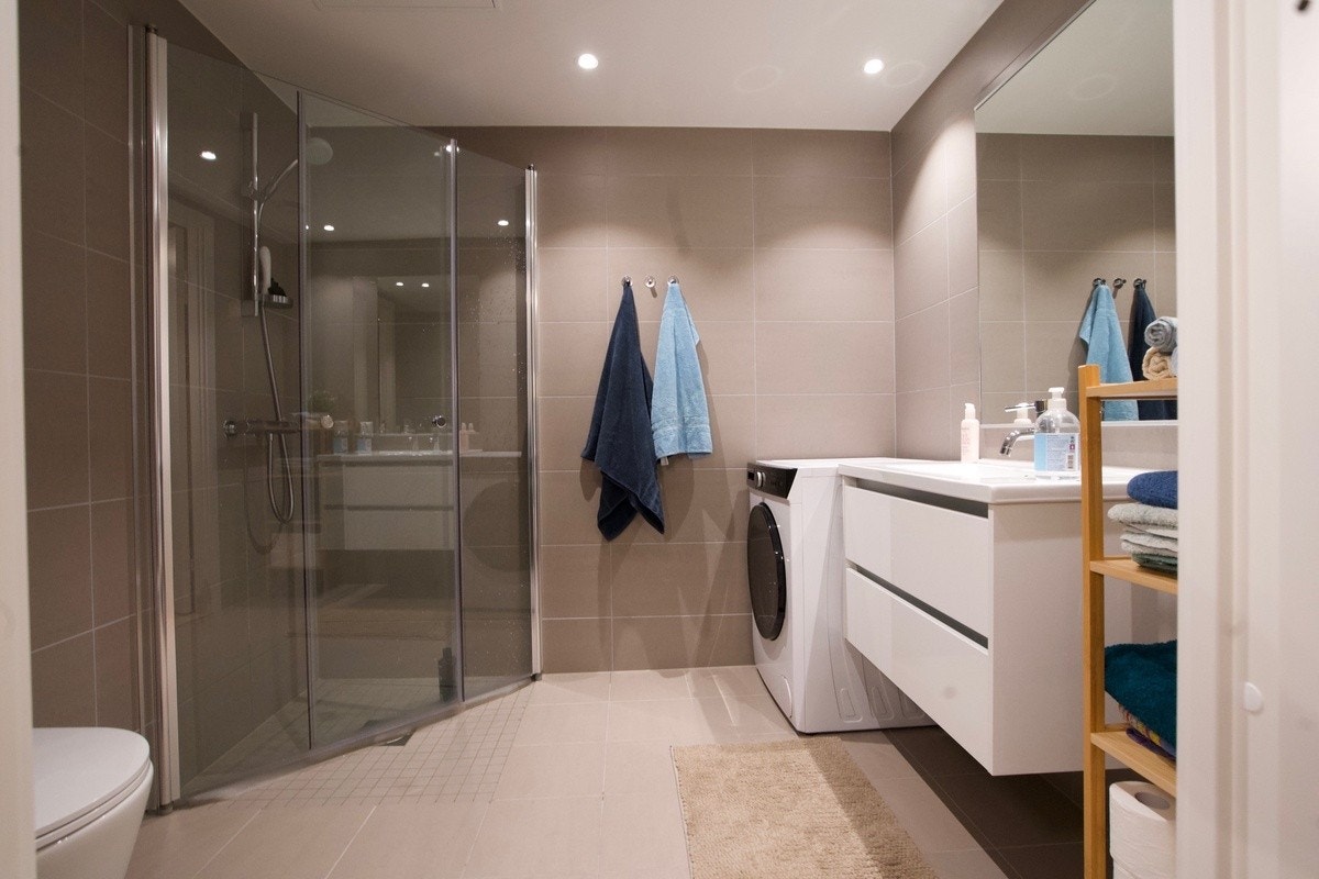 Moderne bad med delikate fliser på både gulv og vegger, og vannbåren gulvvarme. Galleribilde