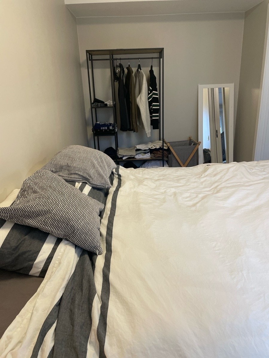 En funksjonell planløsning gjør det enkelt å innrede etter behov, enten det er for maksimal oppbevaring eller en mer åpen og luftig følelse. Galleribilde