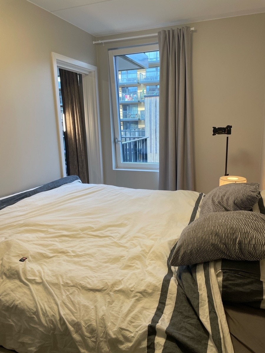 Soverommet har en behagelig atmosfære med lyse veggflater og samme trestavs eikeparkett som resten av boligen. Galleribilde