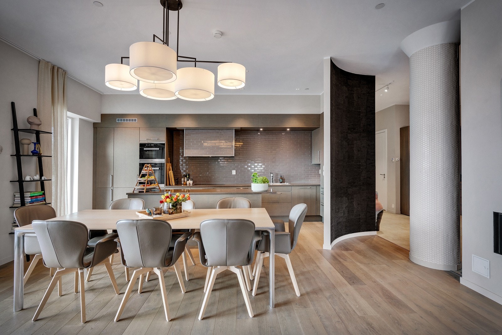 - Stuen har en gjennomtenkt utforming og ligger i åpen løsning mot et førsteklasses kjøkken -