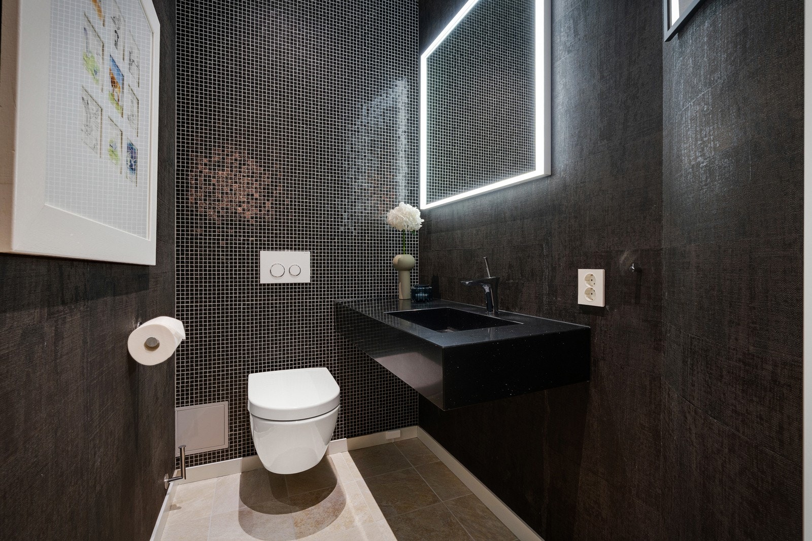 - Praktisk med seperat WC-rom til gjester. Rommet har flotte mørke gulvfliser og fliser bak WC. Øvrige vegger er tapetsert (Elitis, vinyltapet egnet for våtrom) -