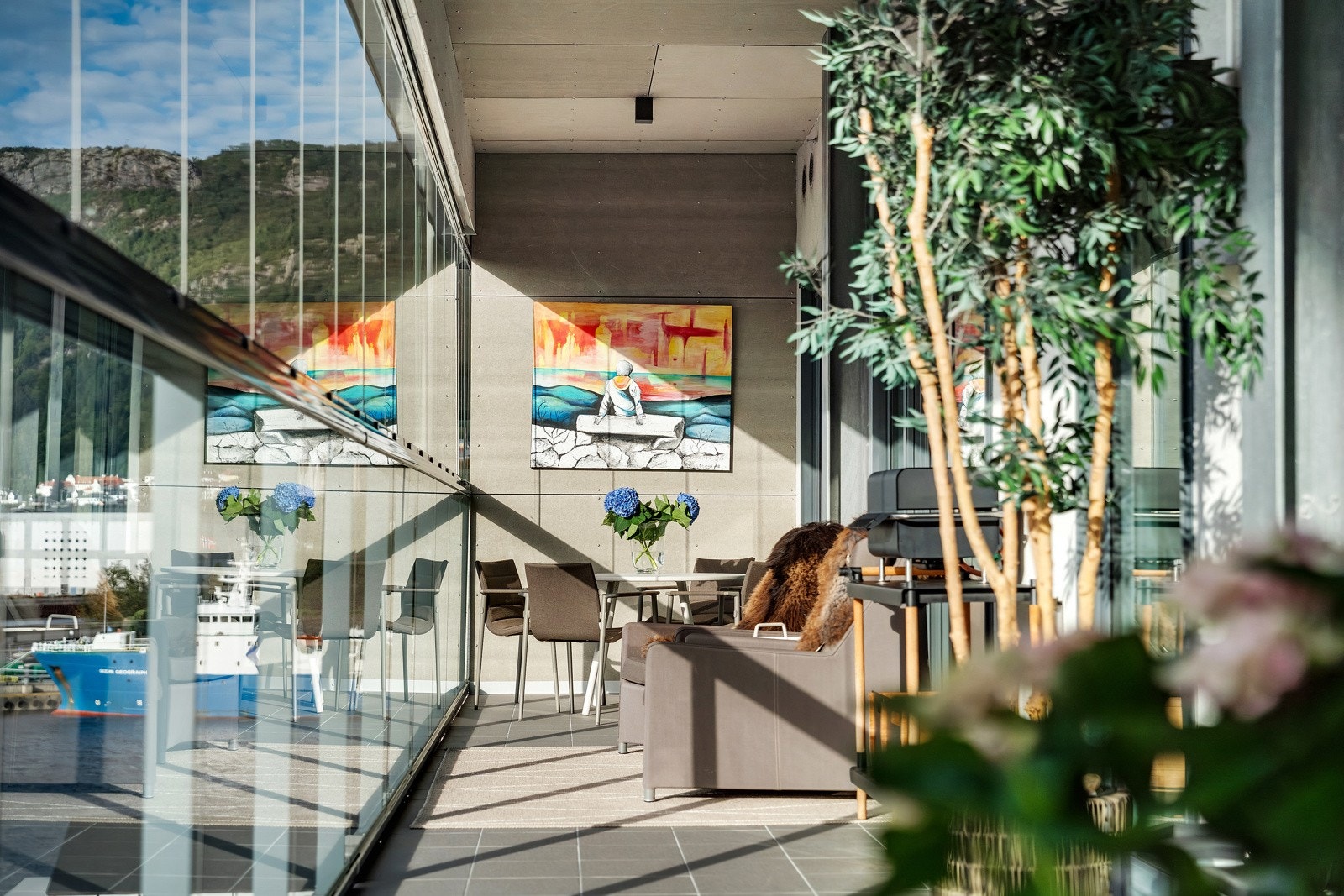 - Utgang til innglasset balkong på 26 kvm fra stue og to av soverommene -