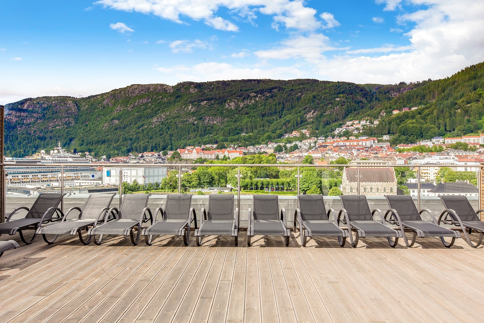 - Her kan man nyte både sol og utsikt fra morgen til kveld -