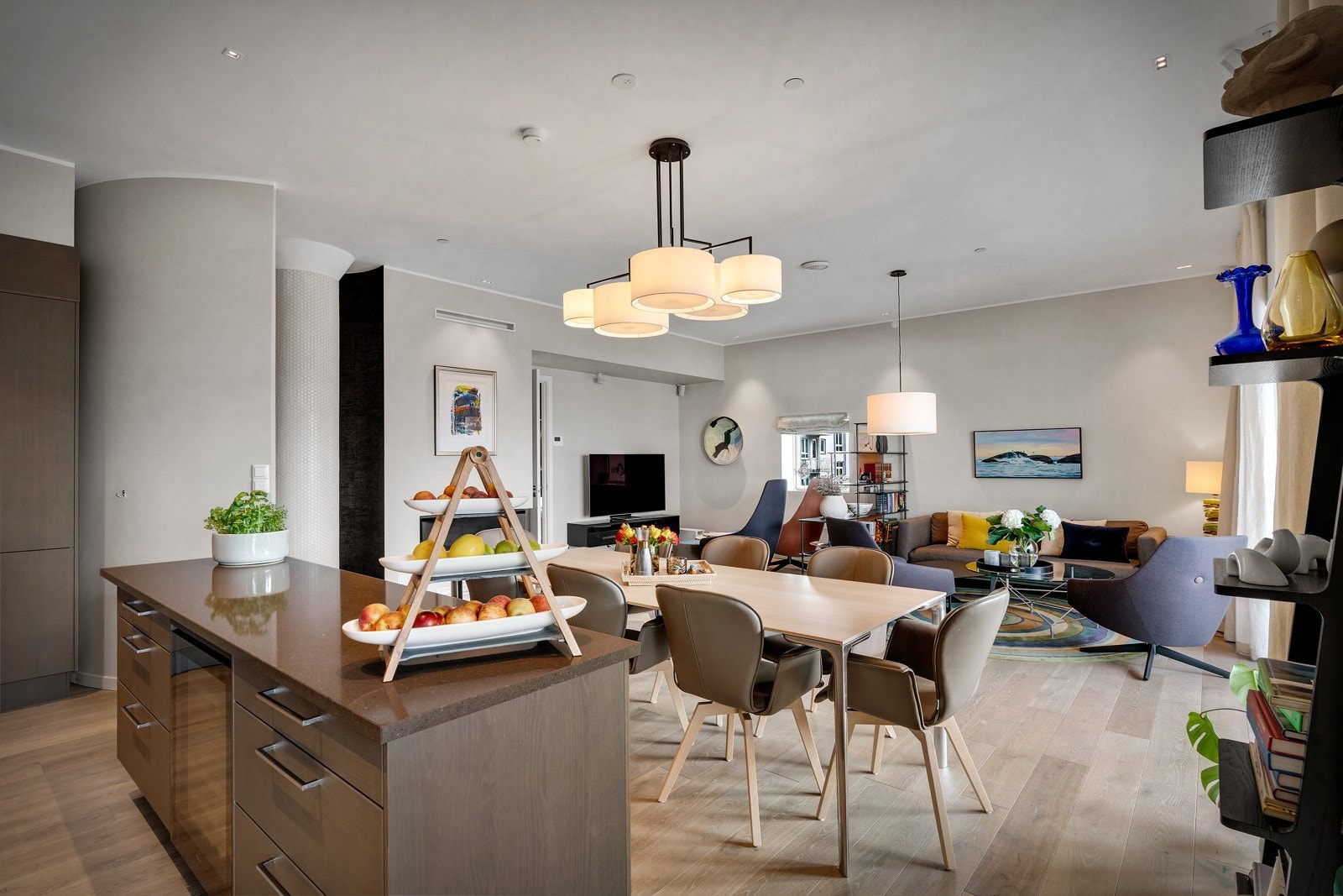 - Kjøkkenøyen og den åpne løsningen mellom kjøkken og stue gjør matlagingen både hyggelig og sosial -