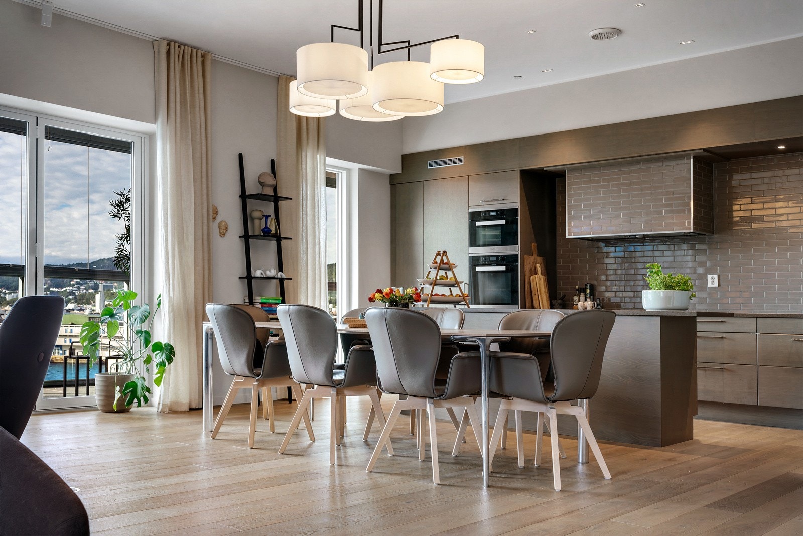 - Det er Bose høyttalere i himling og nydelig enstavs parkett på gulv fra BOA -