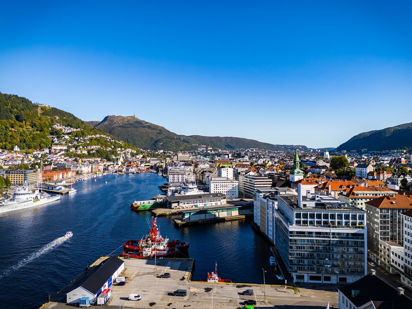 - Det er felles brygge på fremsiden av bygget -