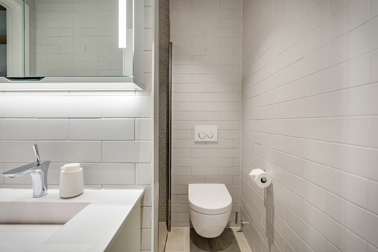 - Bad har eksklusive fliser etter IARK sin anbefaling og varmekabler i gulv. Wc fra Villeroy &amp; Boch -