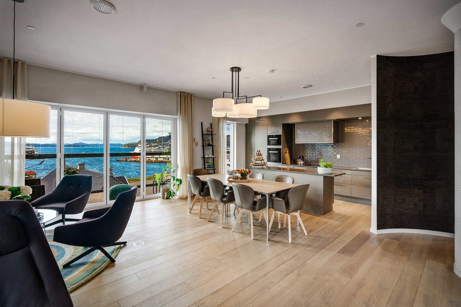 - Stuen er på hele 57 kvm med god plass til spisestue og sofagruppe -