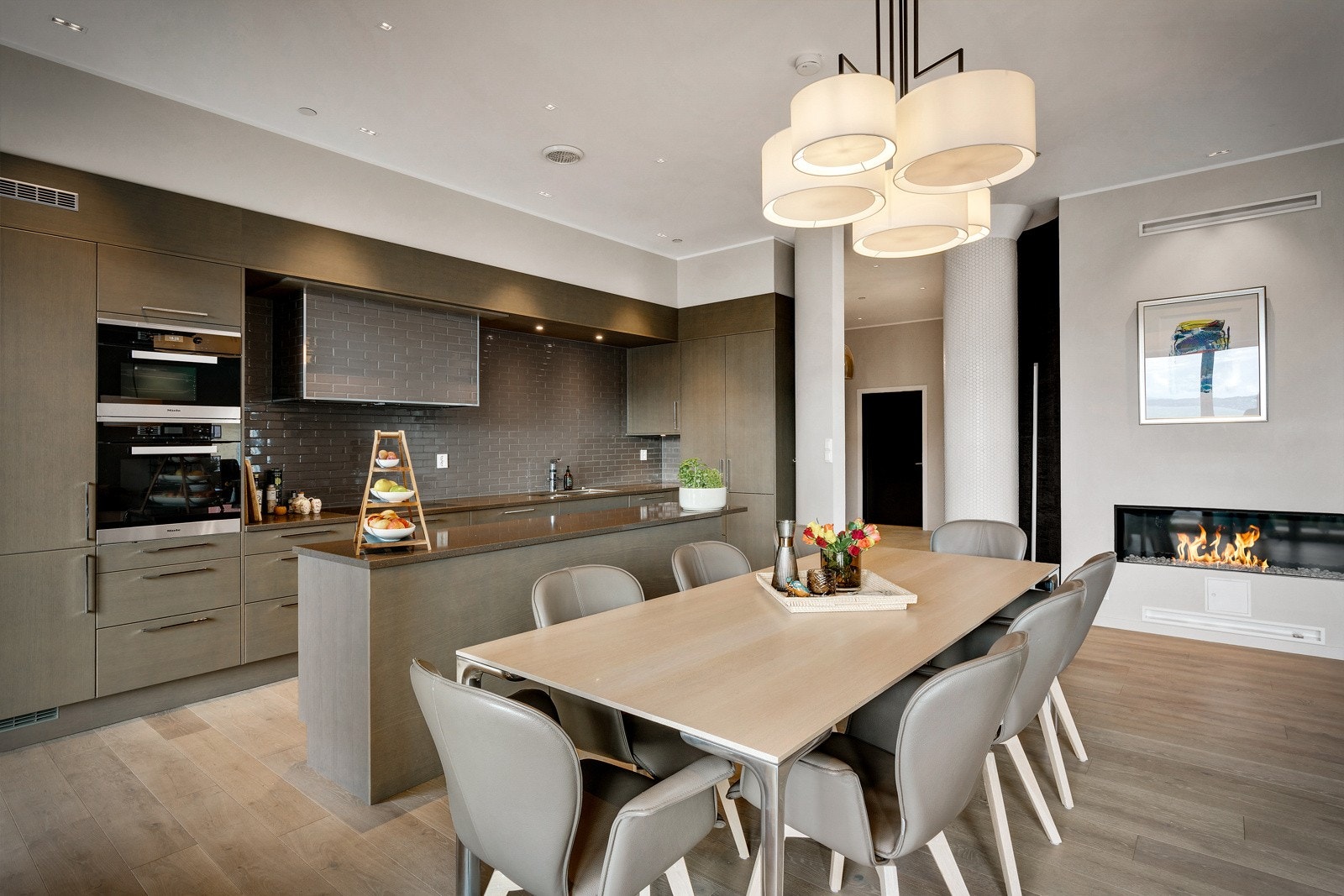 - Stuen har en elegant gasspeis som kan nytes fra store deler av rommet -