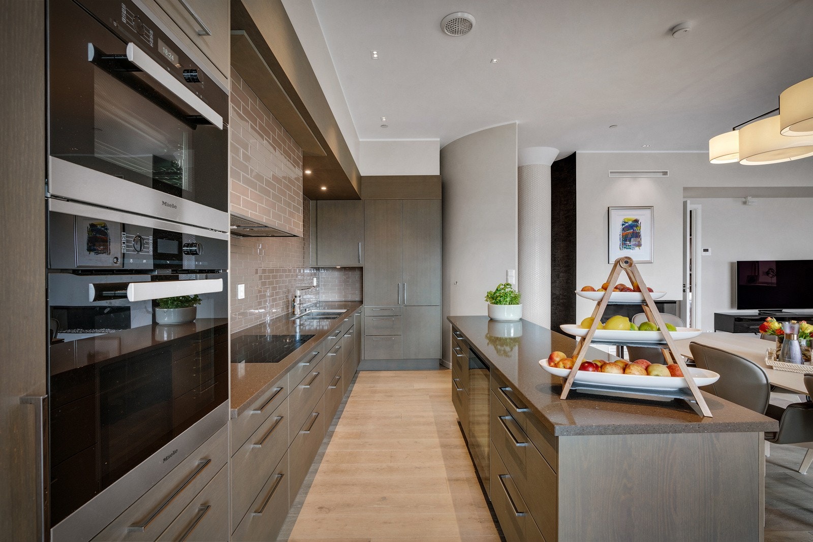 - Lekker Corian benkeplate med helstøpt vask med Dorn Bracht armatur. Kjøkkenet er videre utstyrt med integrert Miele induksjonstopp, dampovn, vinskap, oppvaskmaskin og kjøleskap (Siemens) -