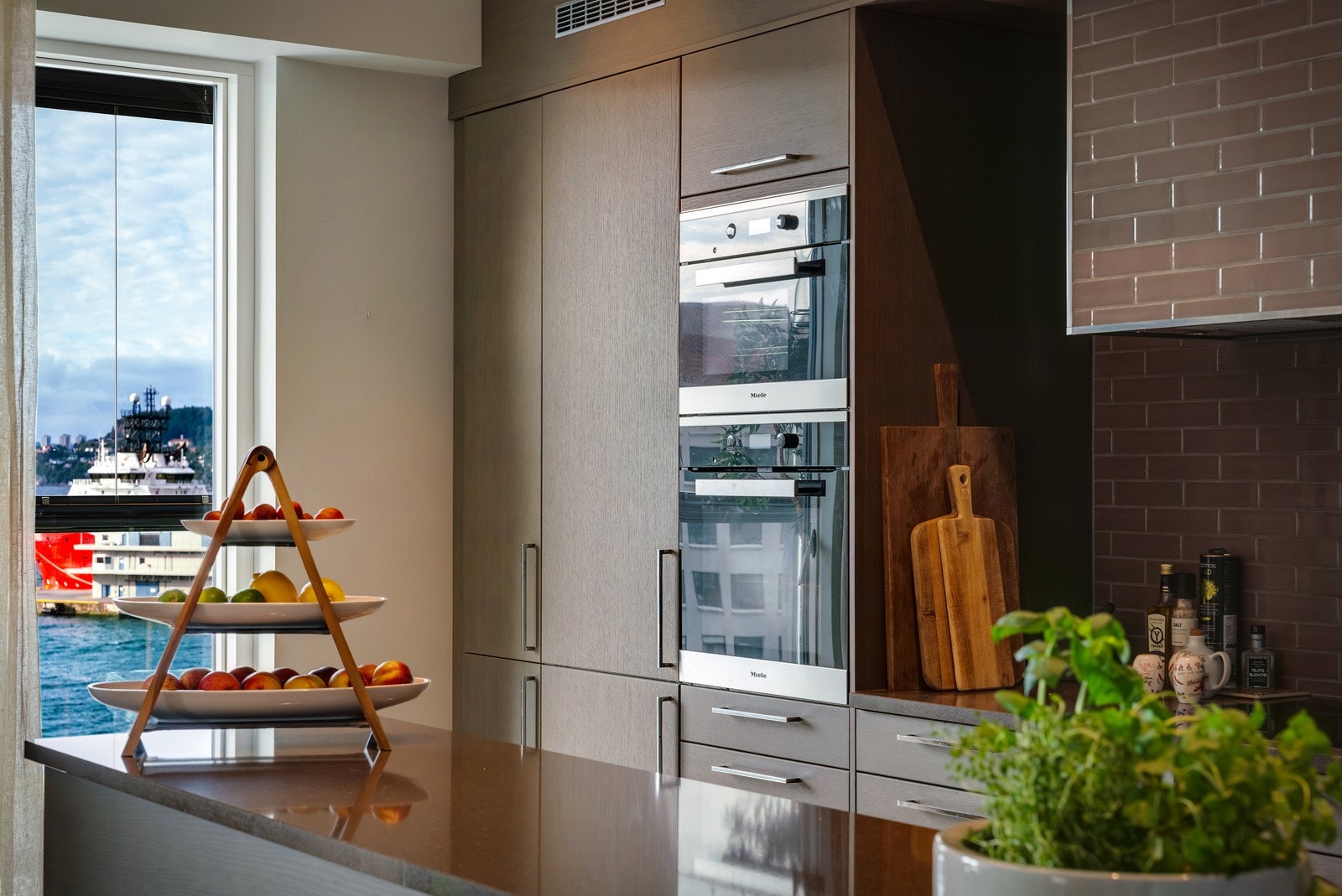 - Den høytliggende plasseringen kombinert med store vinduer gir et luftig inntrykk hvor man har innseilingen for sine føtter -