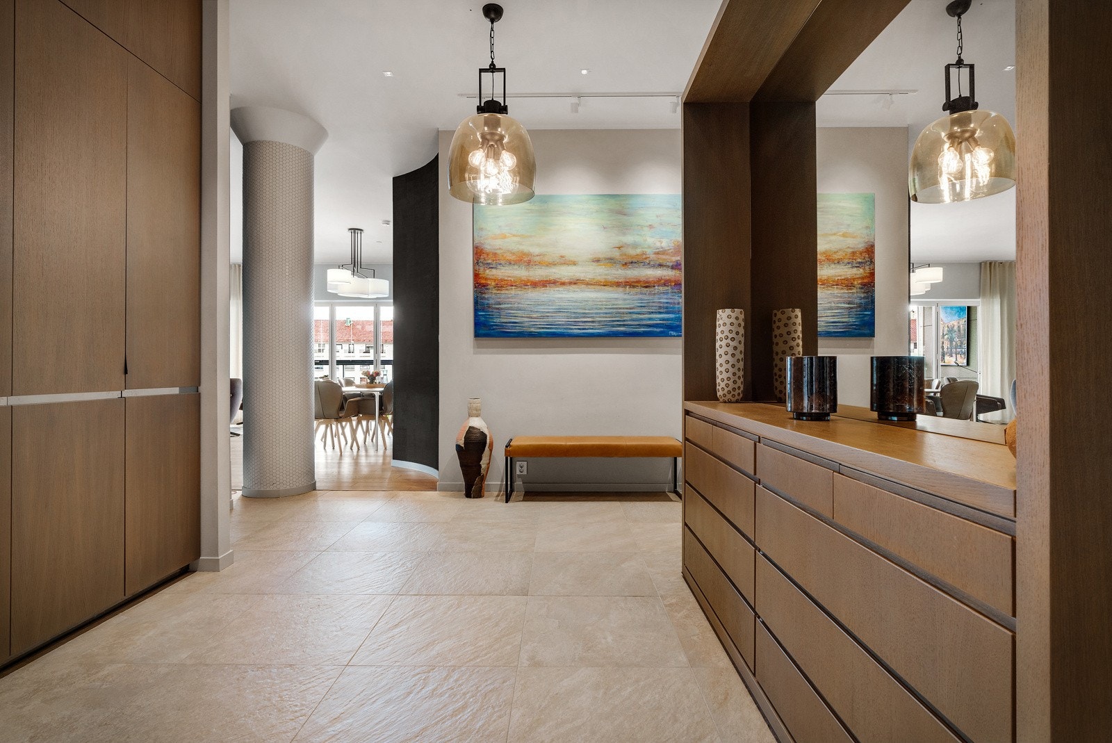 - Innbydende entré med skreddersydd garderobe med god plass til sko og oppheng av yttertøy -