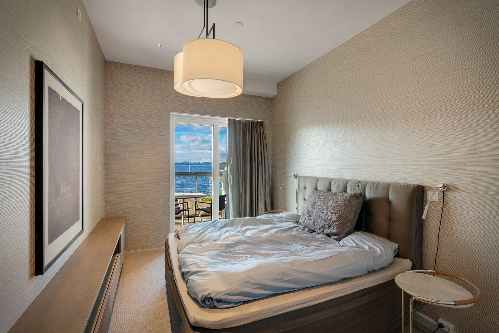 - Leiligheten har tre romslige soverom -