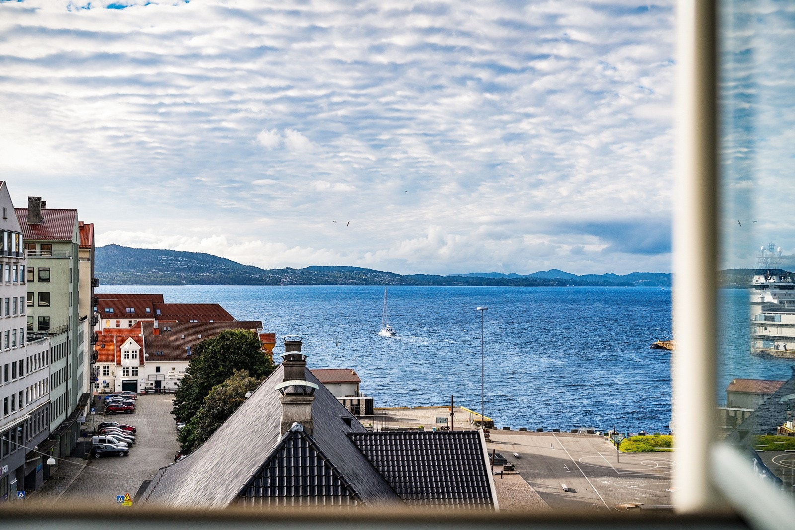 - Båtliv og bølgeskvulp kan nytes og høres fra altanen -