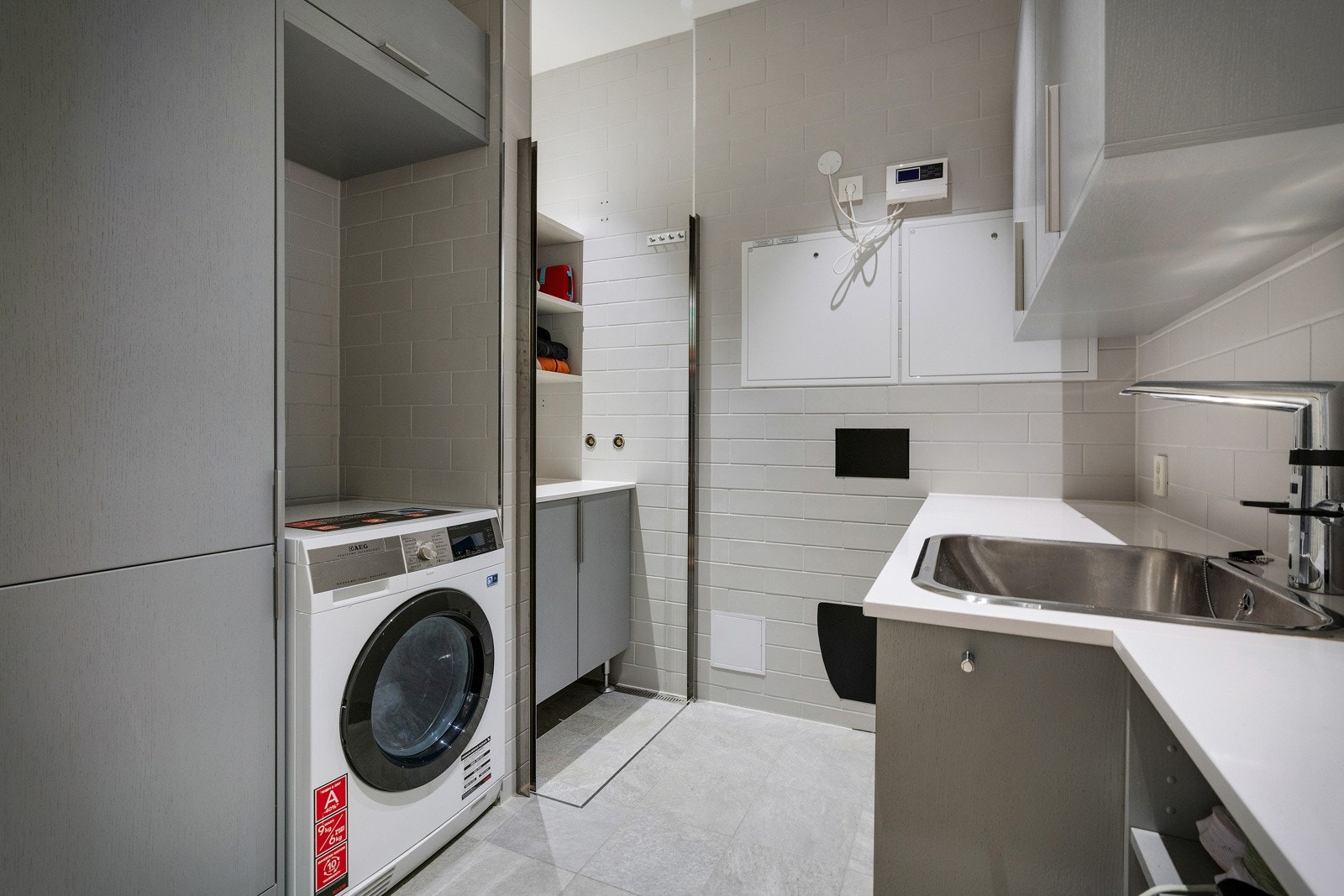 - Helfliset vaskerom med varmekabler i gulv og downlights i himling. Det er røropplegg/sluk (for evt. dusj krever ombygging i så fall), samt klargjort for eventuelt vegghengt wc -