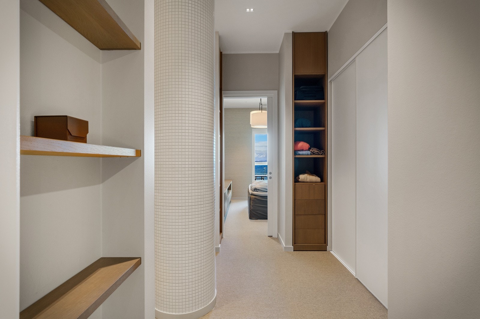 - Mellom bad og soverom har man en stor walk-in garderobe med heldekkende teppe på gulv -