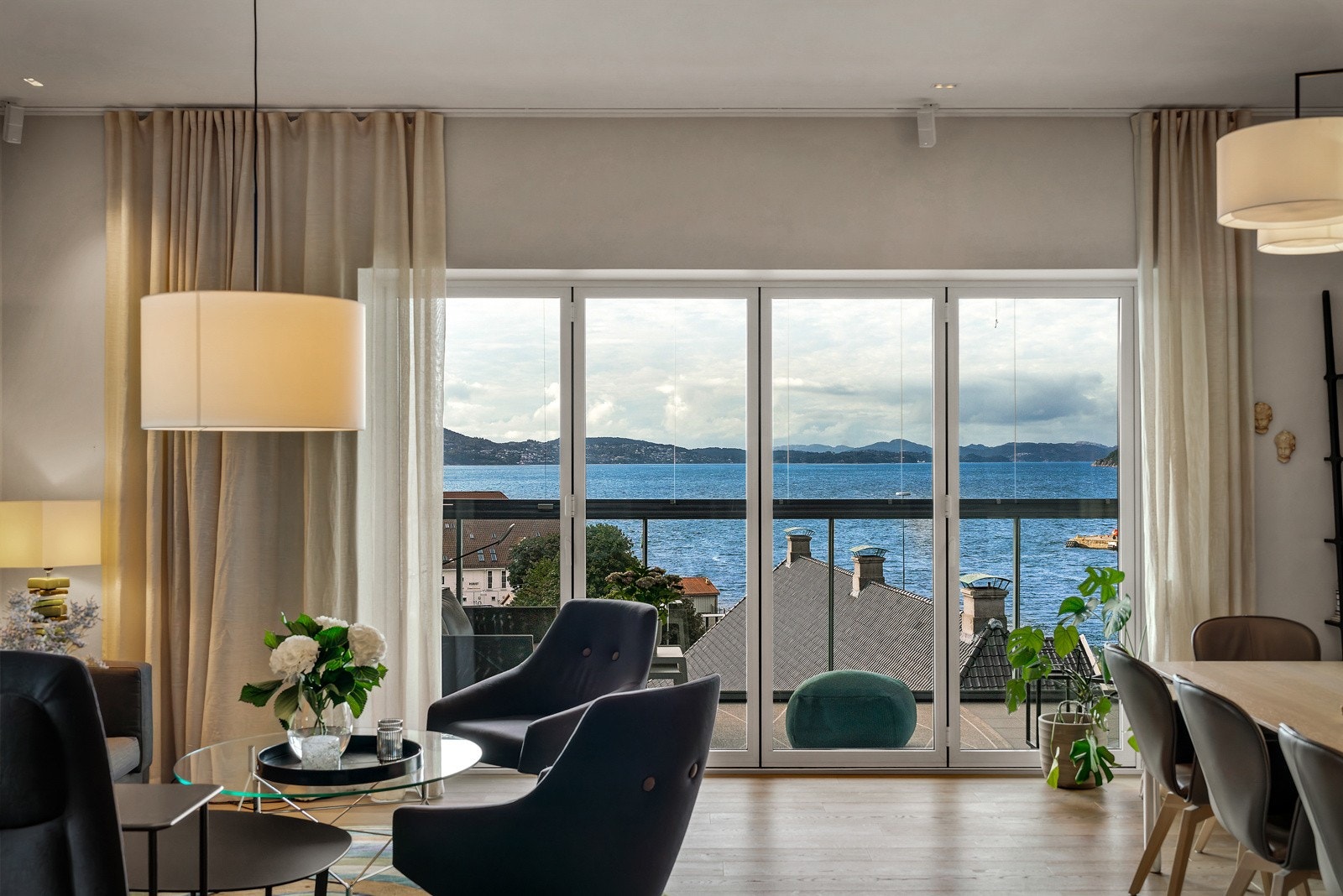 - De lange vindusrekkene samler seg mot vest og gir et herlig hjørneareal hvor man kan nyte en helt unik utsikt over innseilingen -