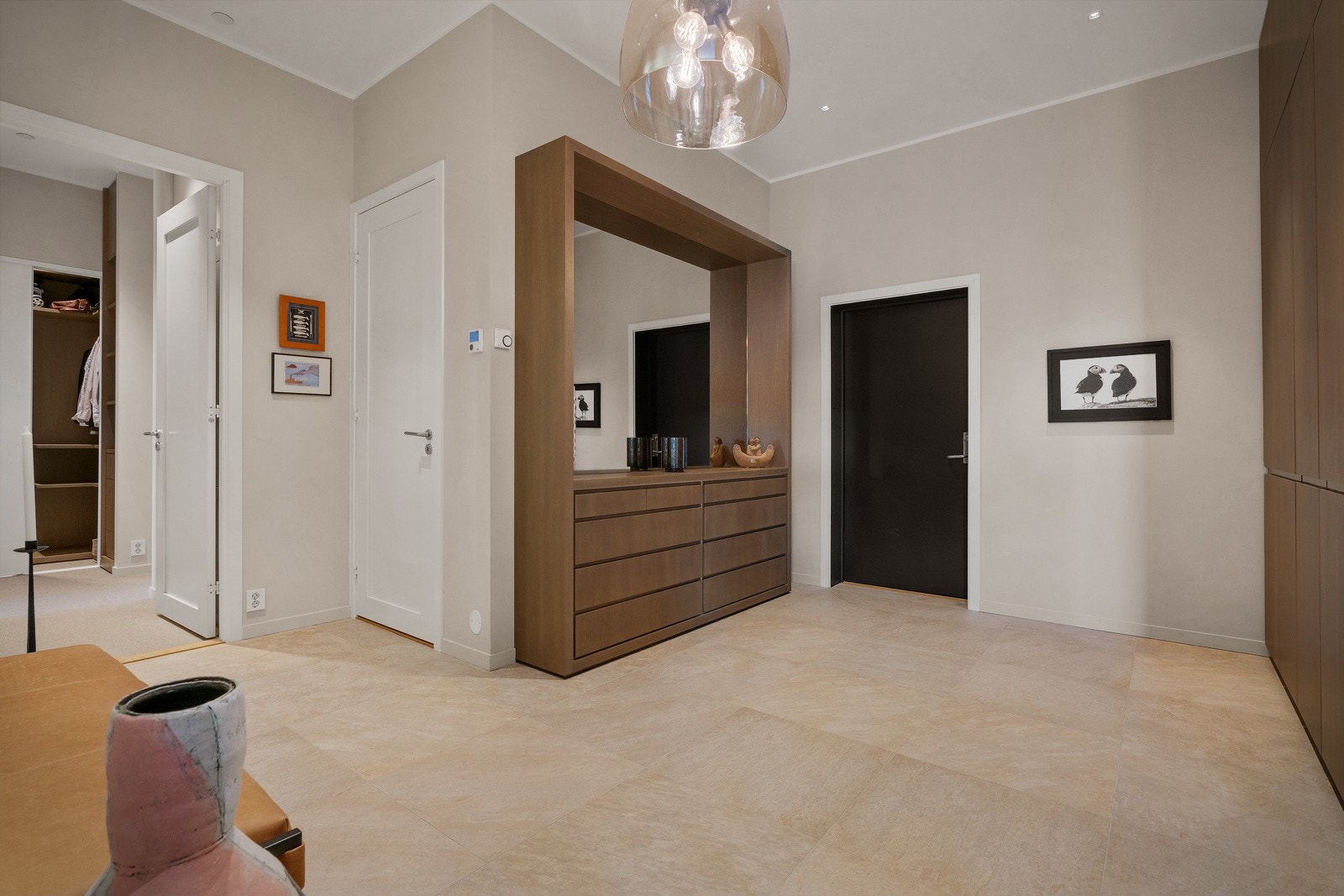 - Herskapelig inngangsparti med generøs takhøyde, dørtelefon med åpner til gateplan og flott lysarmatur -