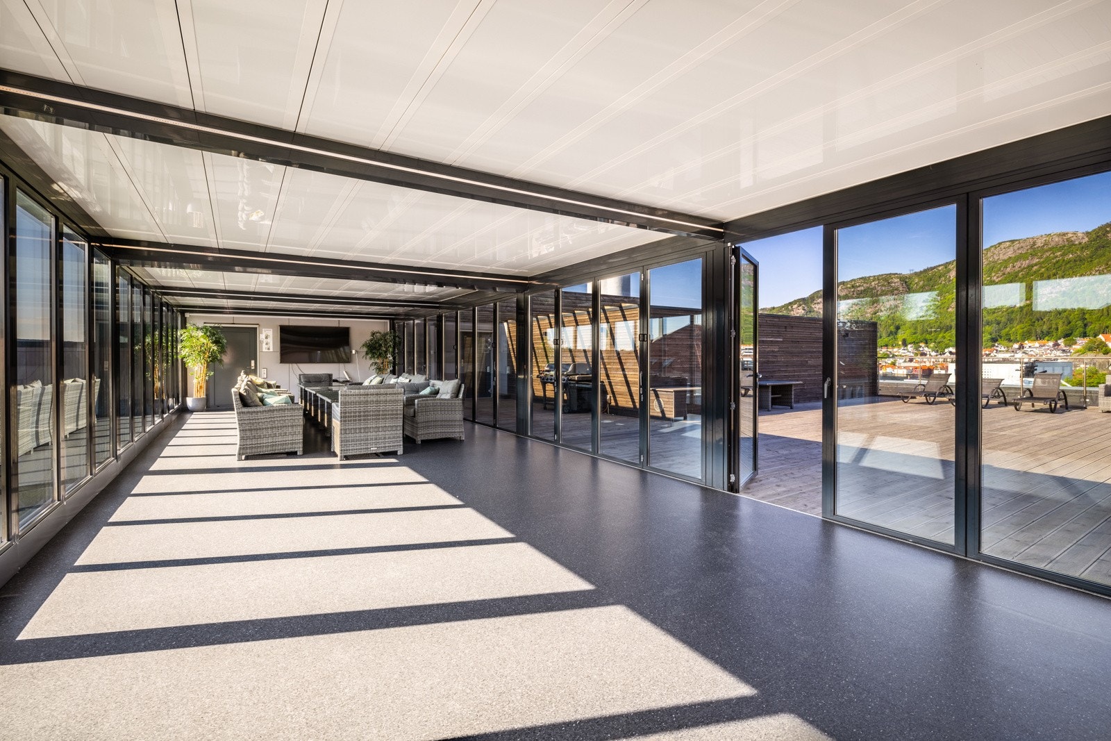 - Unikt for bygget er at selger har kjøpt seg andel i felles takterrasse med lounge og toaletter på ca. 340 kvm -