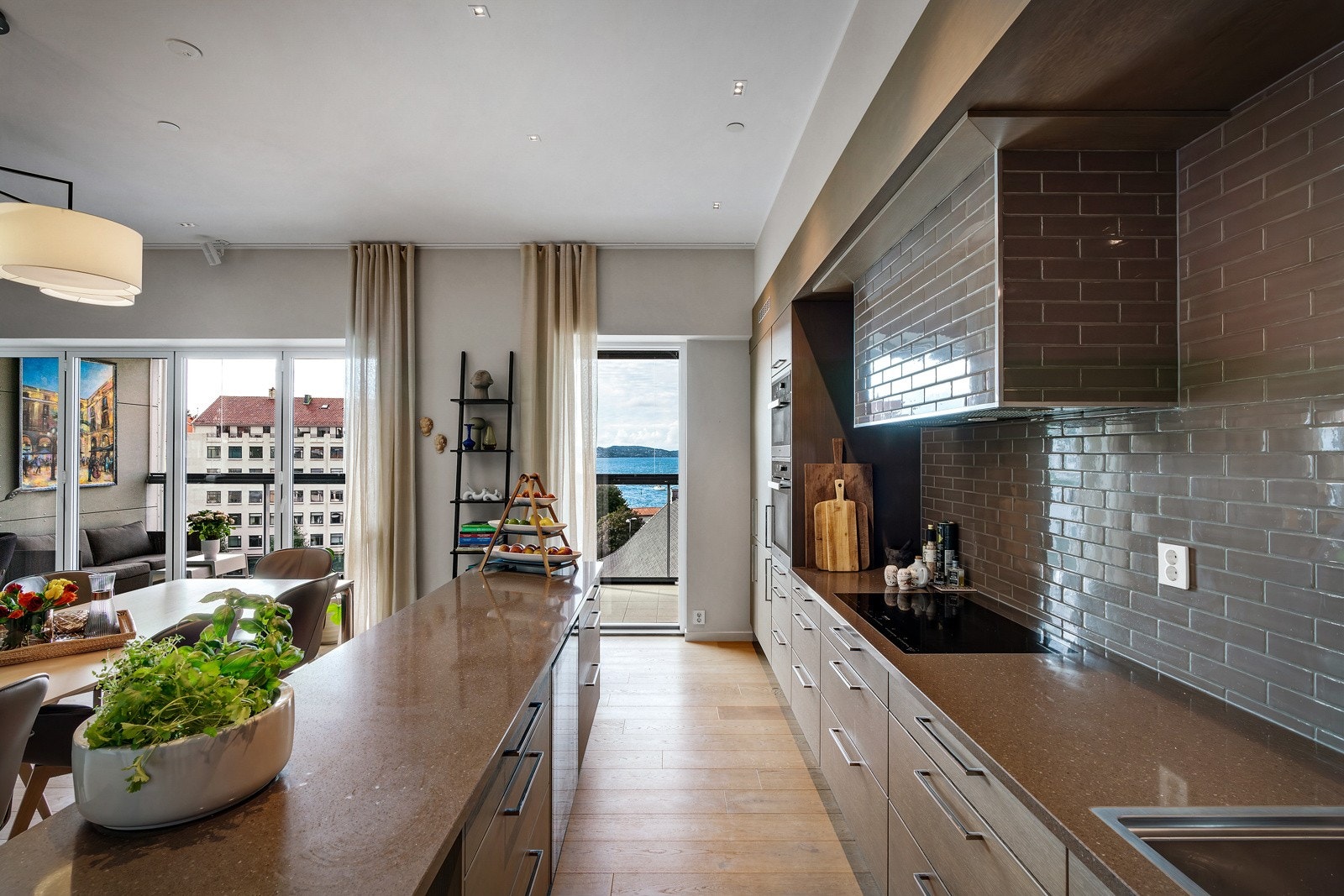 - Skreddersydd kjøkkenløsning fra kvalitetesleverandøren Sigdal modell Lido -