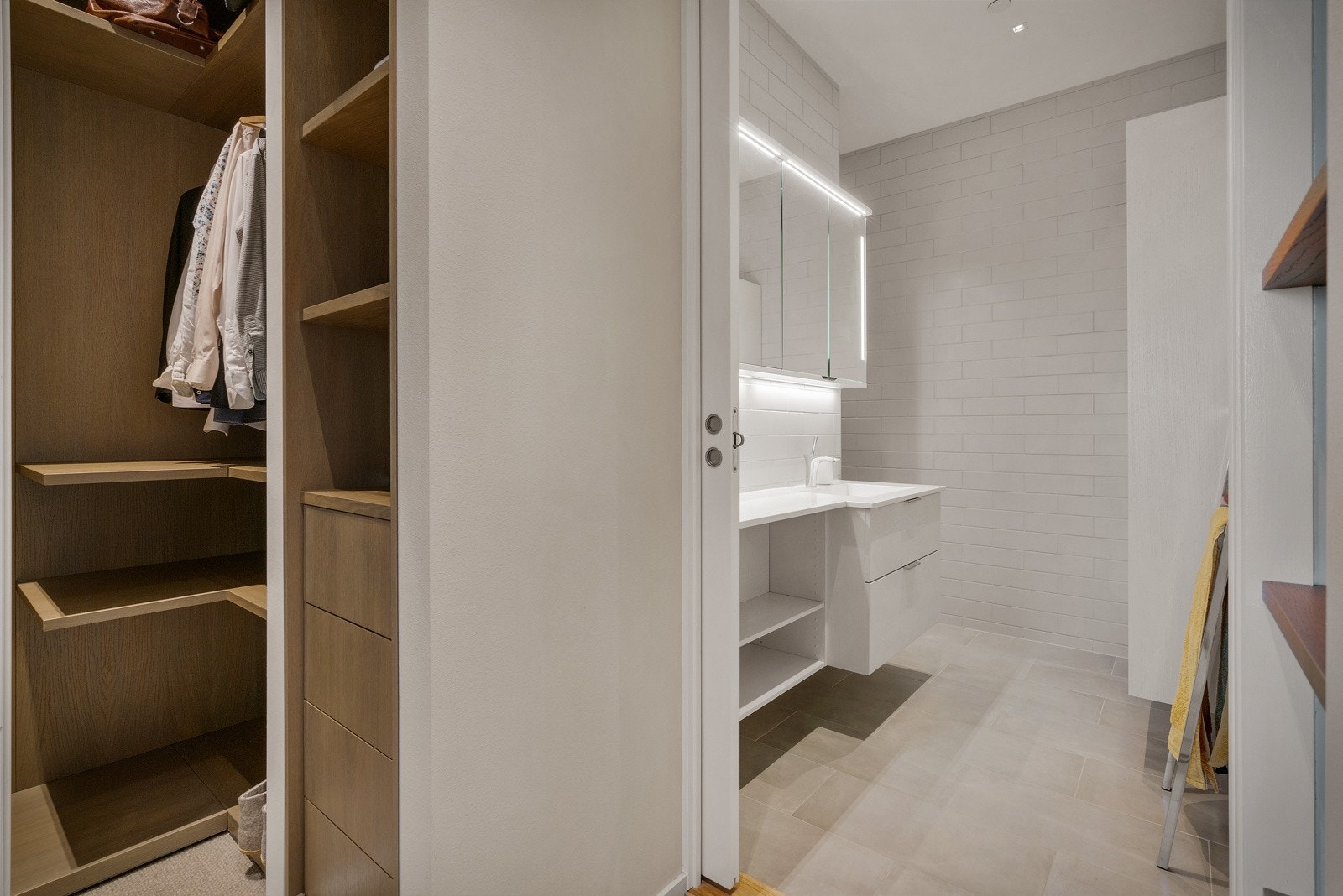 - Skreddersydd garderobeinnredning med mye lagringsplass til sko og klær -