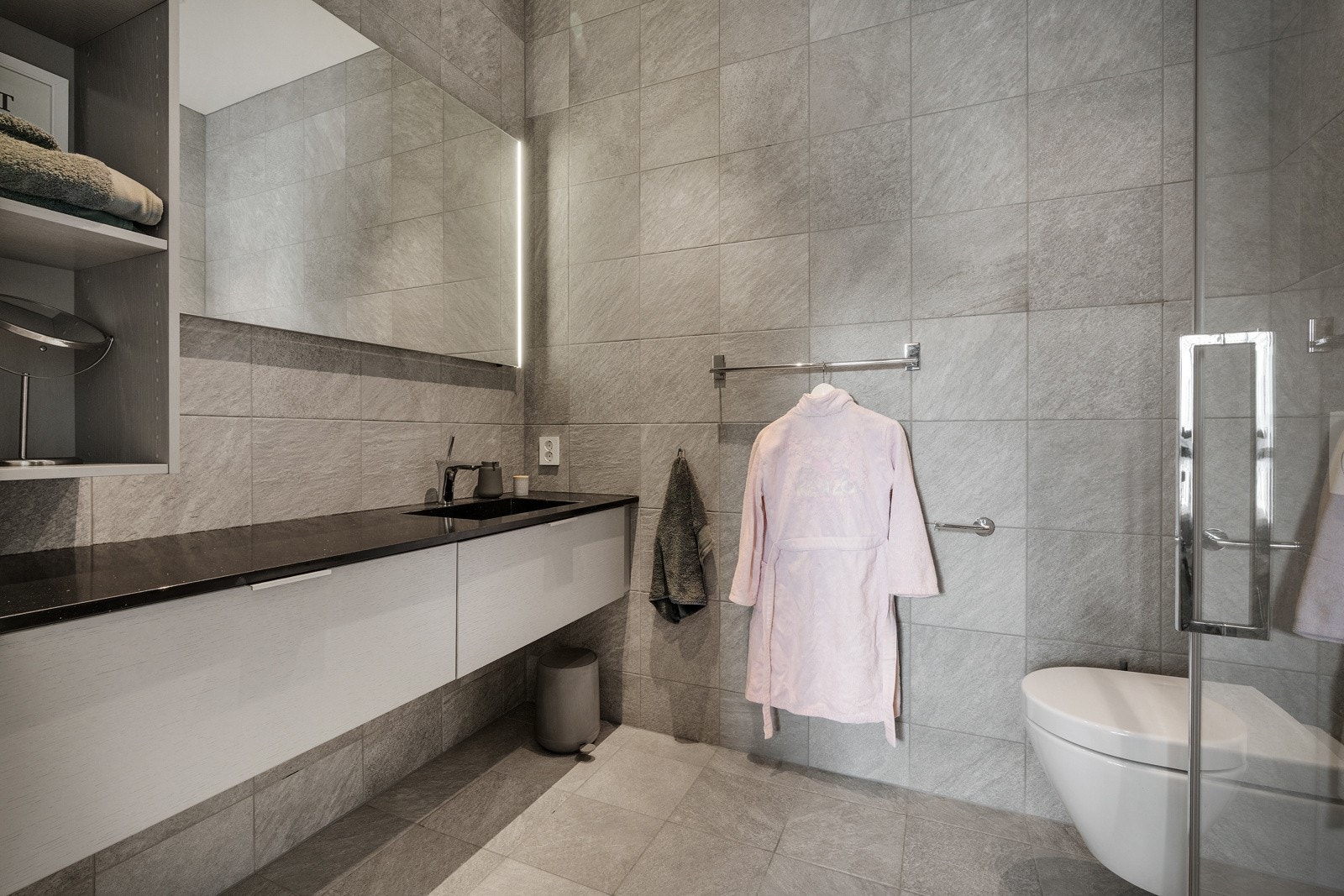 - Bad nummer to er helflsiet med lekre fliser, downlights i himling og varmekabler i gulv -