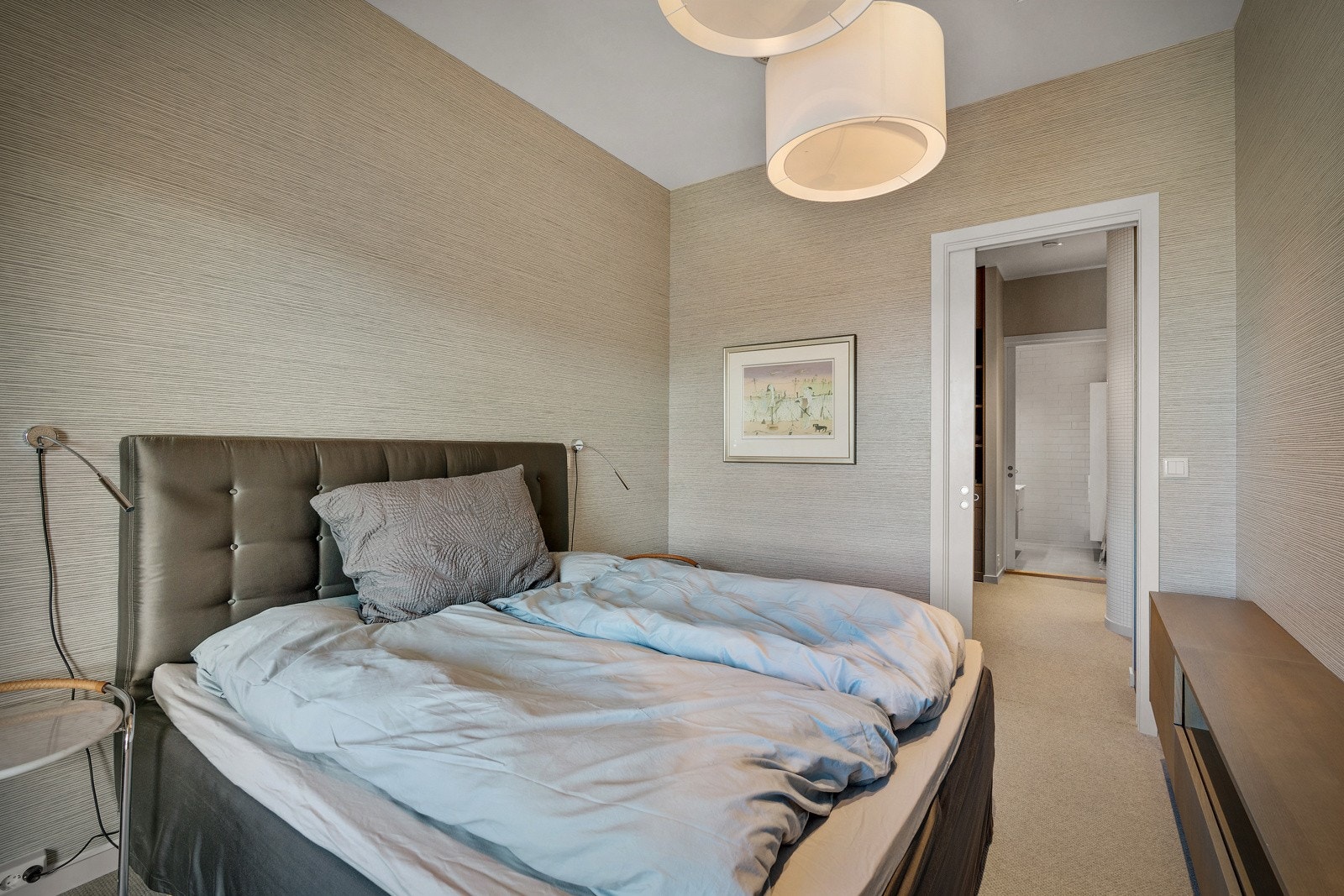 - Hovedsoverom har tilkomst til eget walk-in closet og bad -